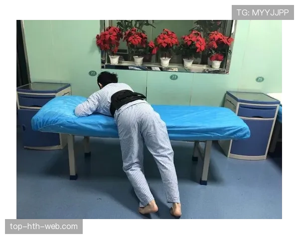 手抛球规则：双手过头、双脚着地与裁判要点