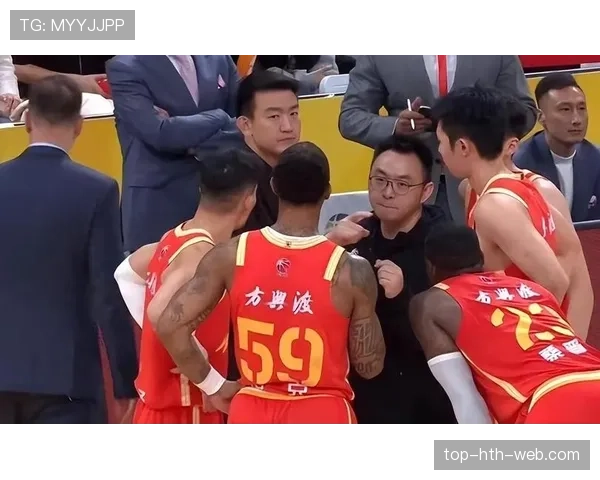 篮球判罚有争议时，裁判如何进行协商和最终判罚？